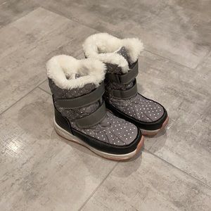 Carter’s size 13 snow boot like New